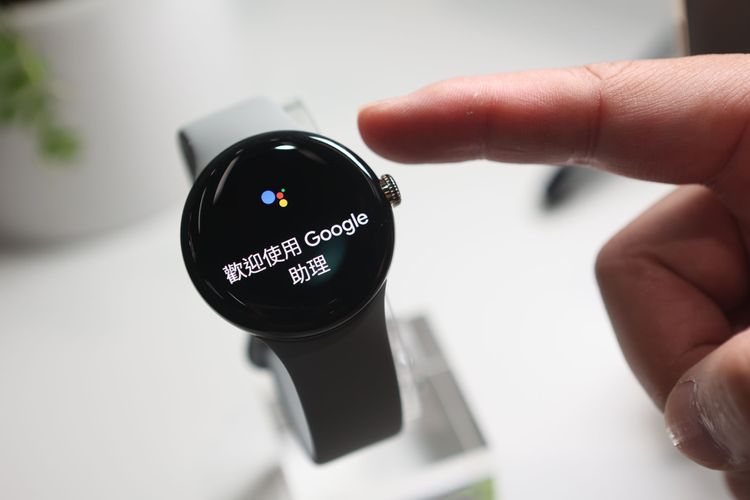 側面按鈕開啟Google助理。翁玉信攝