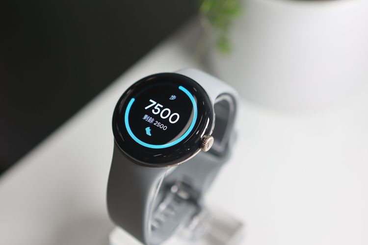 左滑開啟常駐App如步數偵測。翁玉信攝