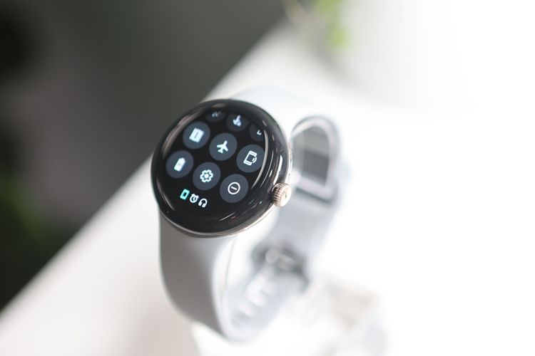 3D圓形錶面質感佳，上滑開啟控制中心。翁玉信攝