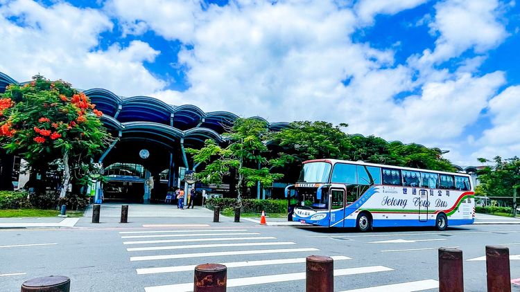 台鐵台東站前,「類火車」公車預備在站前接駁乘客赴花蓮。古和純攝
