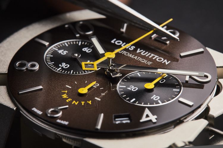 Tambour Twenty錶款面盤選用與2002年初代型號相同的棕色太陽紋樣式。品牌提供