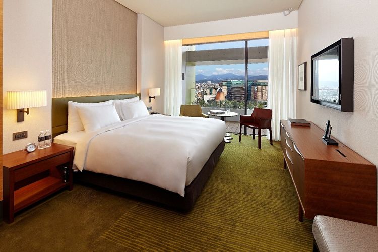 凡消費滿8萬，即加贈送雅緻客房住宿券1張。誠品行旅提供