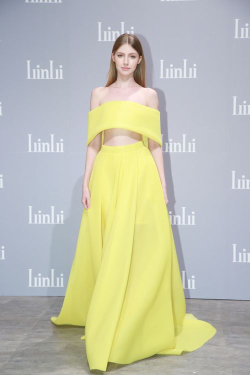 這套鮮黃色的兩件式禮服，是王淨在秀中最為喜愛的造型之一。朱世閎攝