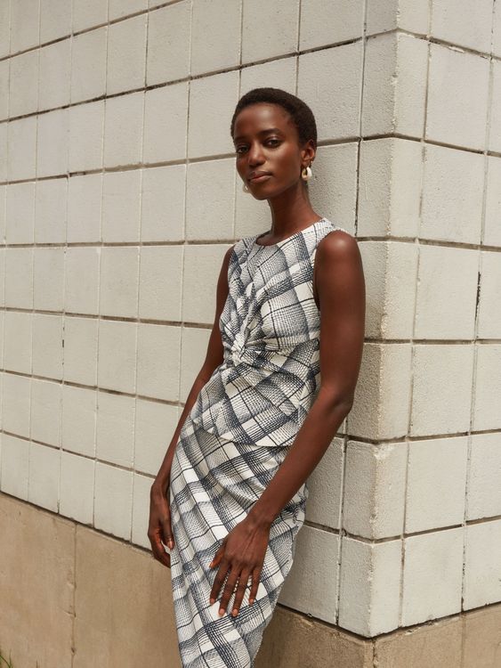 格紋、千鳥紋等學院風元素，充斥於Club Monaco本季女裝造型中。品牌提供