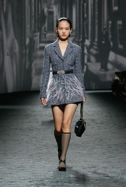 品牌標誌性的斜紋軟呢，在解構的印花圖騰和羽飾點綴下幻化出輕盈的效果。品牌提供