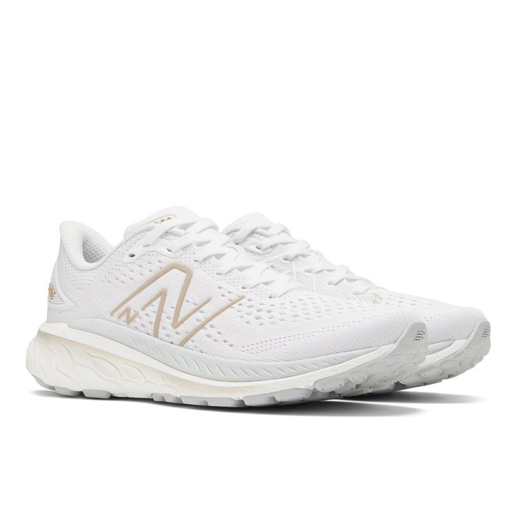 Fresh Foam 860v13白色女鞋，3880元。品牌提供