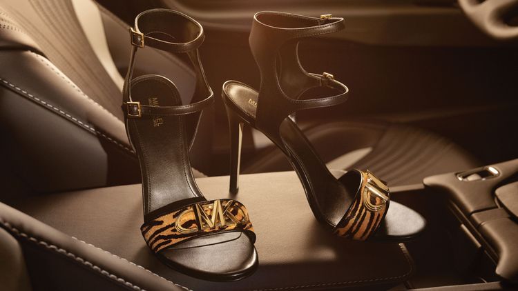 Empire logo金屬飾扣同樣被運用在鞋履設計中。品牌提供