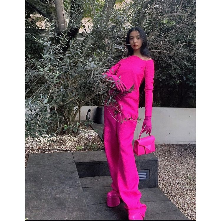 年僅19歲的木村光希穿上Pink PP系列連身褲，依舊讓人有種小孩偷拿媽媽衣服的錯覺。翻攝koki IG