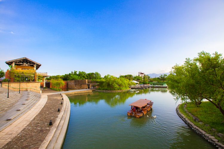 初秋氣候涼爽非常適合半戶外的漫遊活動，宜蘭傳藝園區的月河畫舫船可一覽園區風光。全聯善美的文化藝術基金會提供