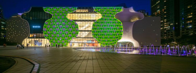 Exquisite Gucci光影藝術即日起至10月10日限定展演，每天晚上6點開始，每30分鐘播映一次，至10點截止。品牌提供