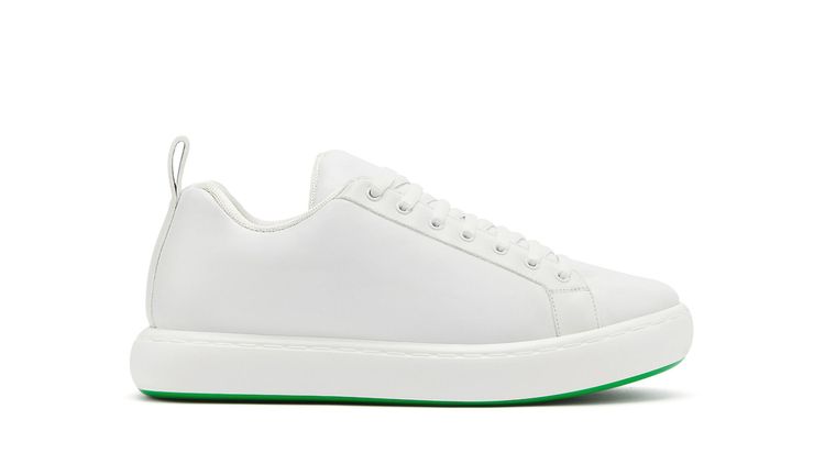 Pillow白色皮革球鞋，2萬7600元。品牌提供