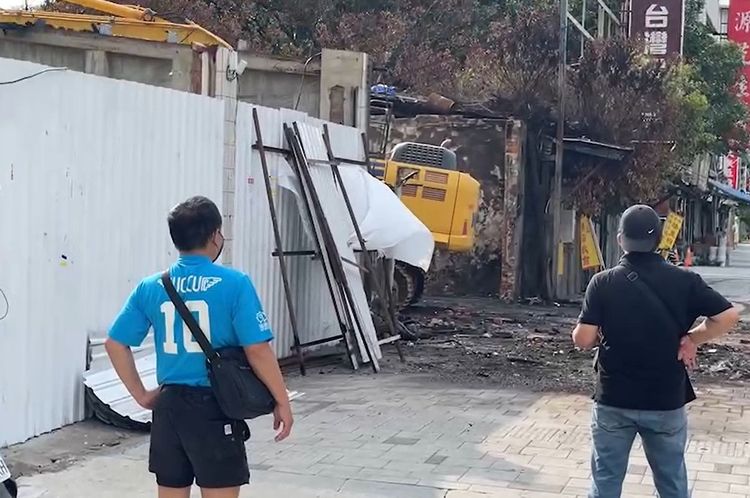 正義輪胎行因一場大火奪走8命，原址也已拆除，倖存陳爸看著老家被拆除背影落寞不已。讀者提供