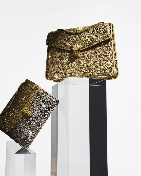 寶格麗2023春夏配件在包款上運用各色水晶，賦予閃亮璀璨感。品牌提供