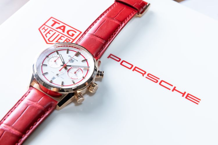 泰格豪雅x Porsche Carrera RS2.7限量計時腕錶紅色玫瑰金款，限量250只，74萬300元。品牌提供
