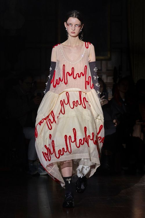 放寬腰身的版型及心形鏤空等剪裁細節，為系列注入暗黑叛逆的文學氣息。喜事國際提供