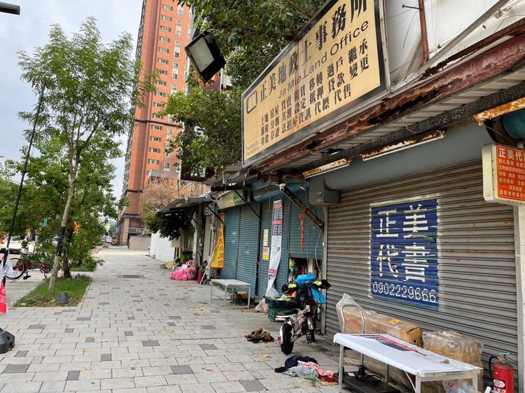 第一個來救火的鄰居楊清華感嘆自己的滅火器太小，無法救出他們一家8口。黃羿馨攝