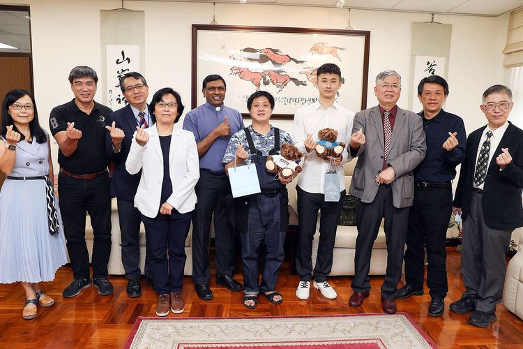 輔大公共事務室主任鄭靜宜、哲學系系主任邱建碩、醫學院院長葉炳強、學務長田履黛、使命副校長林瑞德、哲學博士生鄭凱倫、醫學系大五生林佑叡、校長江漢聲、教務長王英洲、醫學系系主任王文奇（左至右依序）合影。輔大提供