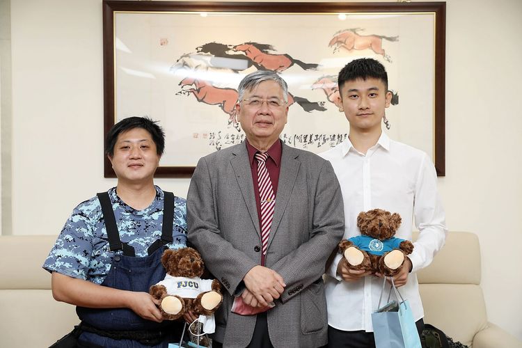 輔大哲學博士生鄭凱倫、校長江漢聲、醫學系大五生林佑叡（左至右依序）合影。輔大提供