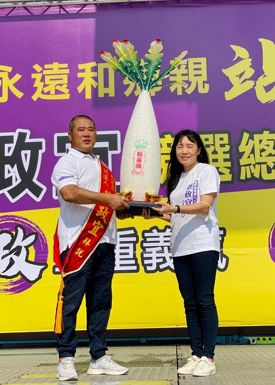 東石農會總幹事張淑芬（右）站台，獻上好采頭。王志弘攝