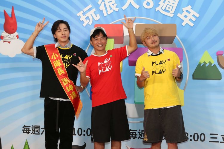 坤達（左起）、吳宗憲與KID今慶祝《綜藝玩很大》8周年。張哲鳴攝
