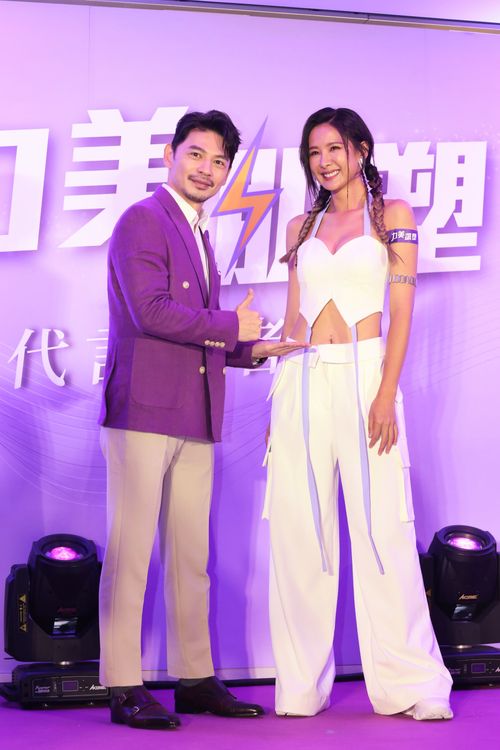 安心亞(右)與主持人阿Ken鬥嘴鼓。張哲鳴攝