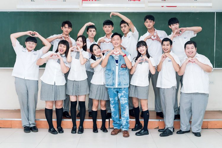 學生演員很榮幸與大前輩謝祖武合作 （左前一起）鄭豐毅、李星鏴、鄭芯恩、孔令元、馮容潔、逸祥、山豬（左後一）林輝瑝、商鈞、岳軒、楊翹碩、王新凱、黃柏峰。TVBS 提供