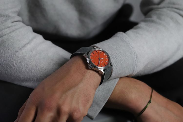 Sinn 556紅玉髓色面盤精鋼腕錶，限量400只，5萬5000元。品牌提供