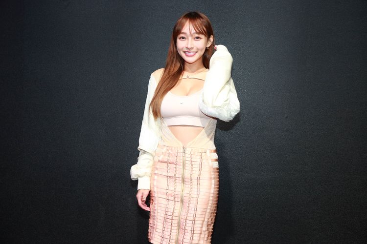 近來話題不斷的樂天啦啦隊女神林襄，也以凸顯傲人身材的緊身繃帶裙亮相。朱世閎攝