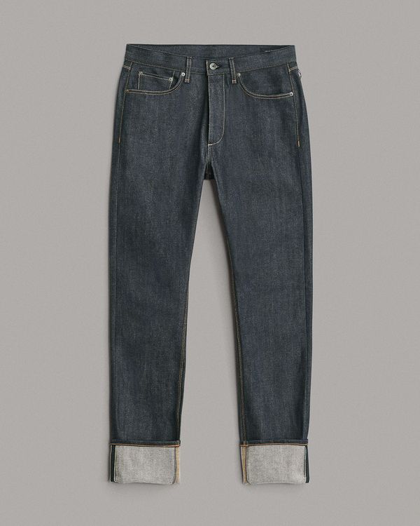 ICONS系列靛藍丹寧Fit 4褲腳反褶直筒褲，1萬2000元。品牌提供