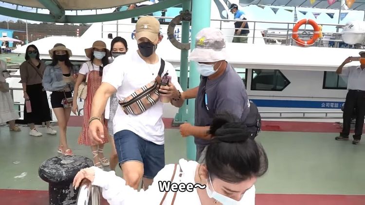 許維恩老公王家梁在影片中同樣背了BURBERRY腰包。翻攝許維恩YouTube頻道