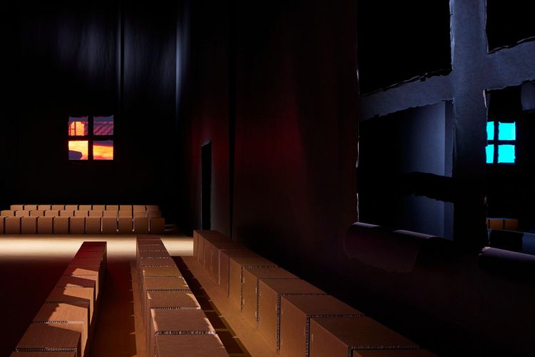 以黑色紙幕隔出的秀場，「窗戶」裡播放由導演Nicolas Winding Refn操刀的影片，像是1座反應日常的實境劇場。品牌提供