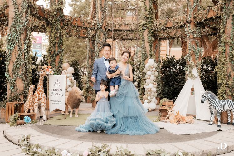 劉伊心(右)穿著莫藍迪色禮服拍攝全家福，十分亮眼。典華提供