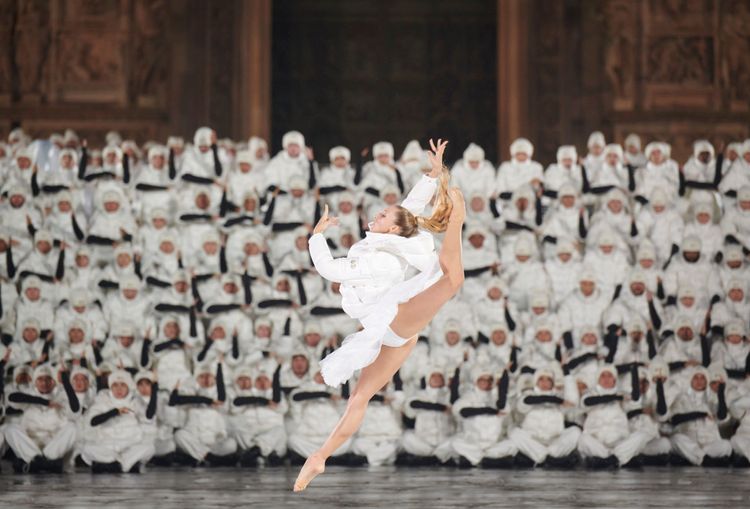 MONCLER 70周年慶典之夜，在米蘭斯卡拉歌劇院首席芭蕾舞者Virna Toppi的曼妙舞姿下開場。品牌提供
