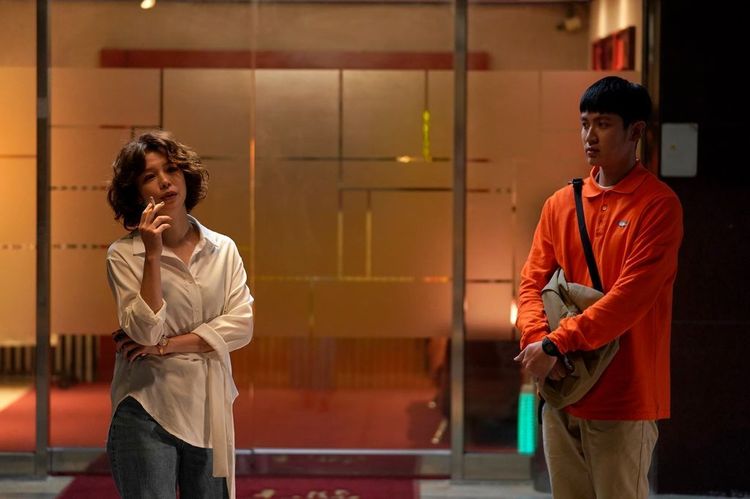 柯震東（右）在《初戀慢半拍》飾演媽寶處男。甲上提供