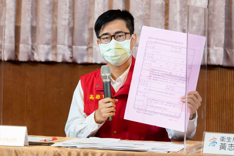 陳其邁在去年5月19日記者會強調沒戴口罩不用勸到即開罰。高市府提供