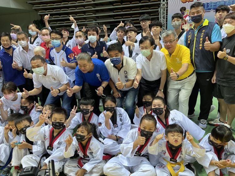 新北市議員（板橋）參選人廖裕德(中排右4)為運動選手請命，6日呼籲新北市體育處升格為體育局，他與事長侯友宜(中排左1)侯友宜共同參加新北市體育總會觀摩活動。競辦提供