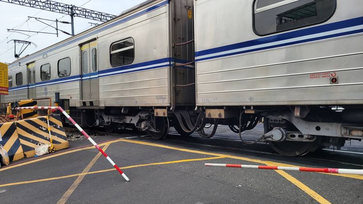 電動車男子衝過平交道柵欄。劉榮輝攝