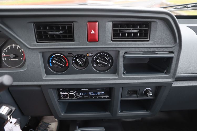 車內基本配備冷暖空調及1-Din音響主機，並安排多處收納空間。翁玉信攝