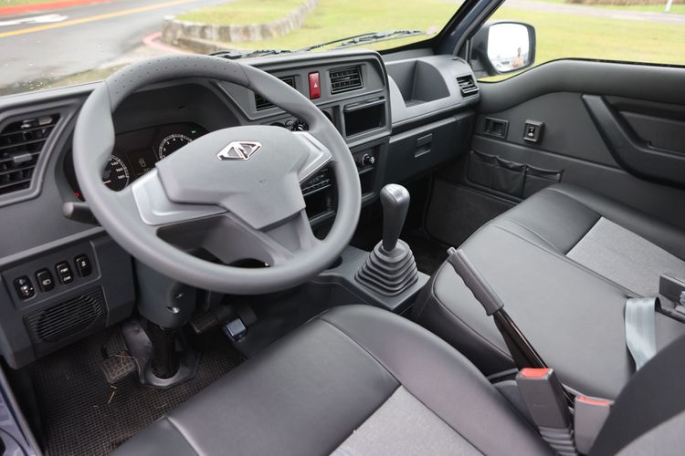 中控台基本架構承襲得利卡，方正的線條下均以耐用為主要考量。翁玉信攝