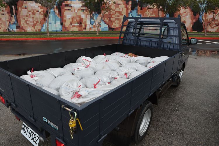 貨台長度寬度增加來到3079mm及1747mm，擁有1610公斤的最大載重能力，試駕車同時也放入800公斤的沙包以符合實際使用情況。翁玉信攝