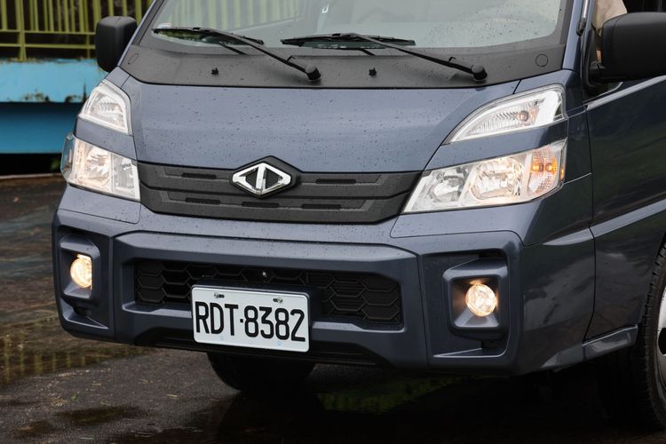 相較於最初的車頭，如今新設計有著較為突出、緩衝能力更好的車頭設計，並配有光感自動啟閉的大面積雙層式頭燈組。翁玉信攝