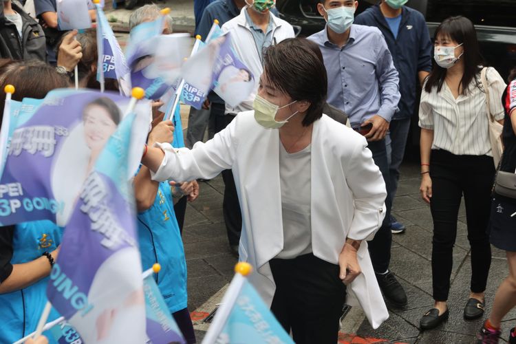 黃珊珊今到萬華青山宮參香。翁玉信攝