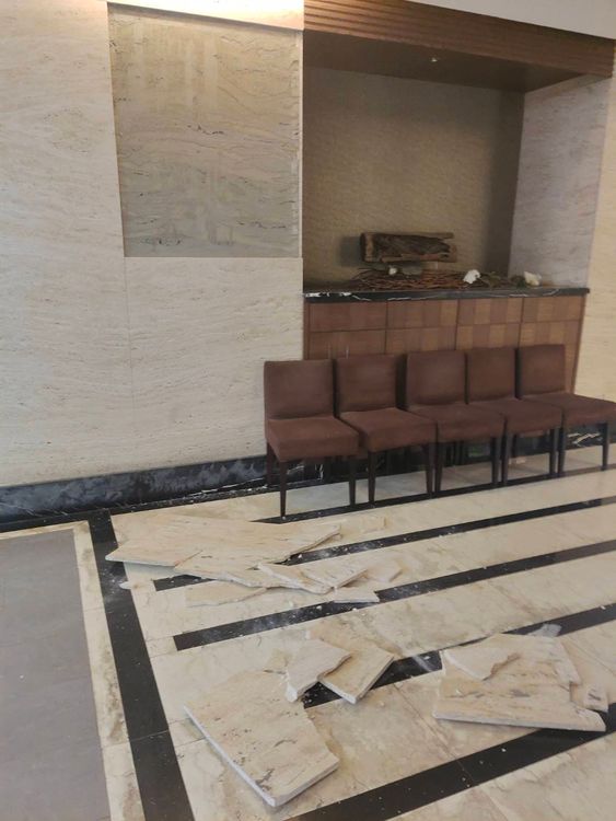 高市鼓山區大順路一棟大樓的大廳石材因地震掉落。讀者提供