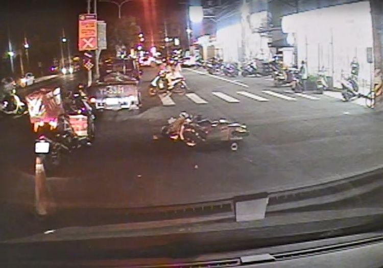 事故現場機車倒地。民眾提供