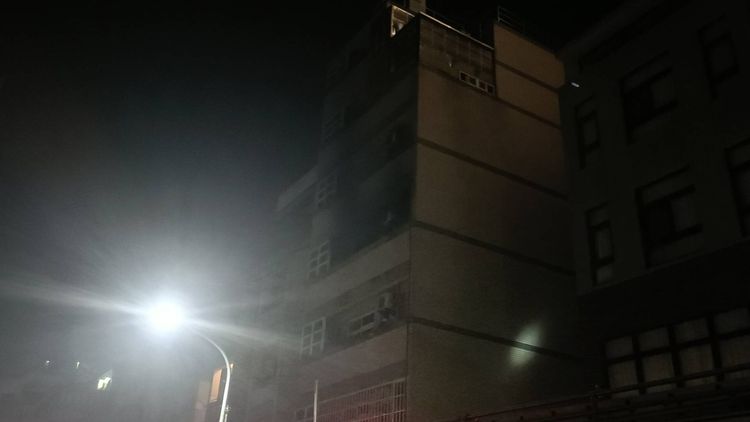 頭份市立德街一棟大樓晚上8點多傳出火警，起火點疑為4樓。民眾提供