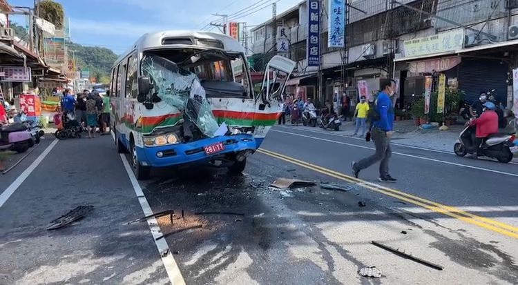 校車車頭被撞得稀巴爛。翻攝畫面