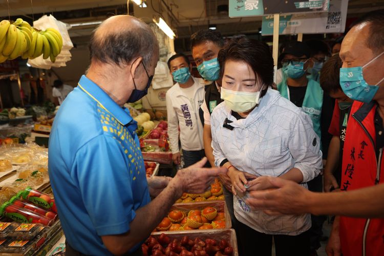 黃珊珊率民眾黨小雞走訪興隆市場。翁玉信攝