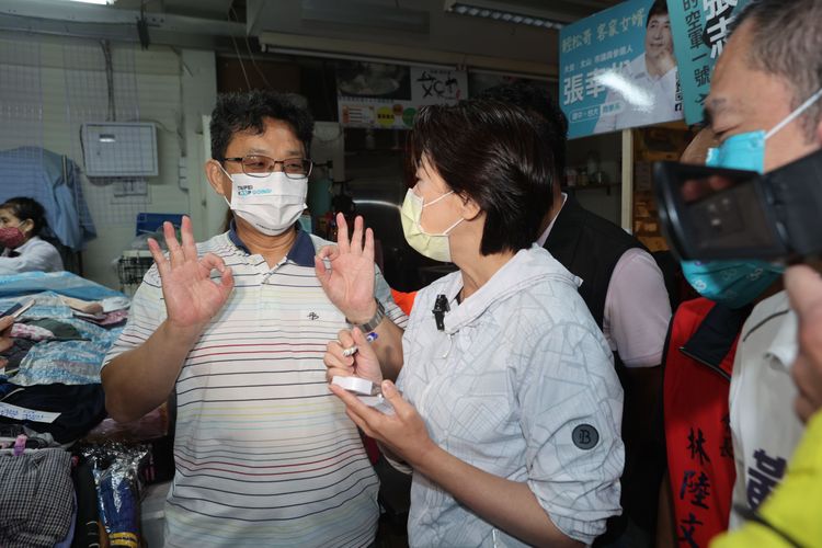 黃珊珊走訪興隆市場。翁玉信攝