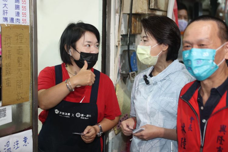 黃珊珊走訪興隆市場。翁玉信攝