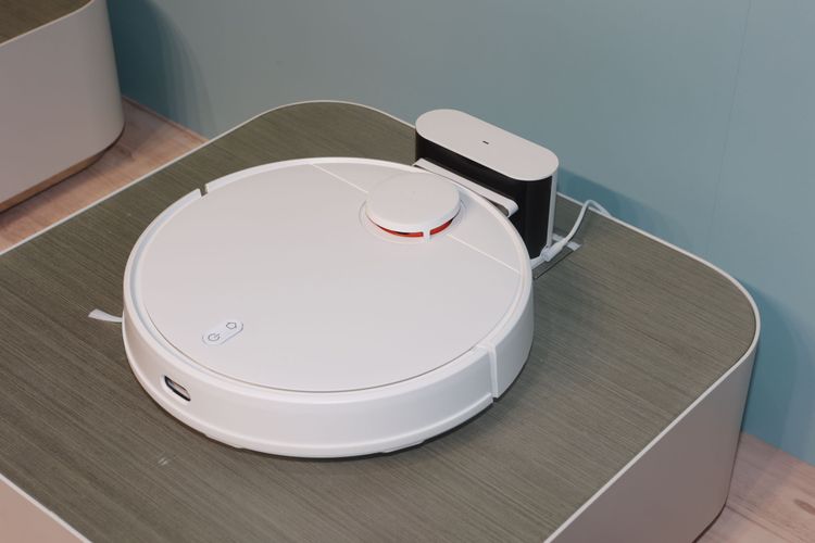 Xiaomi 掃拖機器人S10售價7,995元。翁玉信攝